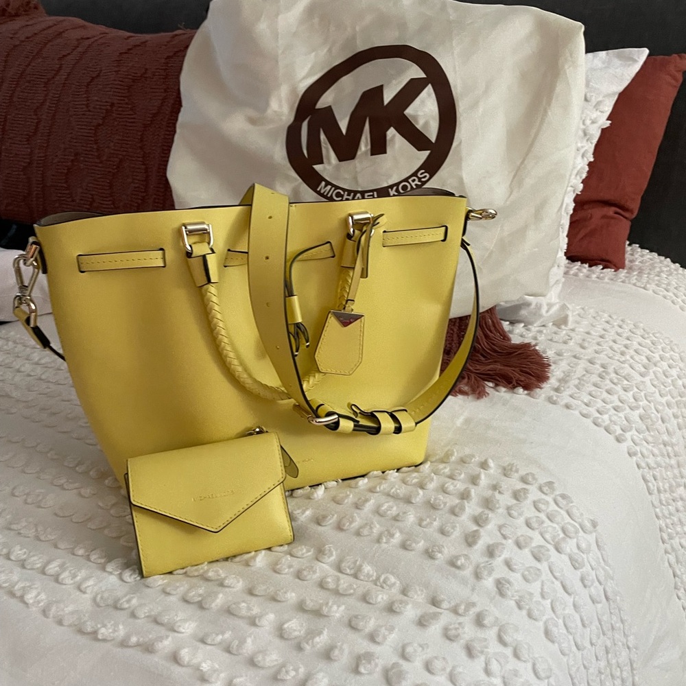 Beautiful bright yellow bag! And matching wallet included!